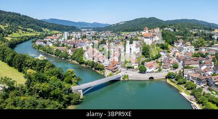 Aarburg Stadt am Fluss Aare mit Kirche und Festung Luftbild Panorama von oben in der Schweiz Aarburg, Schweiz - 17. Giu 2025: Aarburg Stadt am Fluss Aare mit Kirche und Festung Luftbild Panorama von oben ad Aarburg, Schweiz. *** Città di Aarburg sul fiume Aare con chiesa e fortezza vista aerea dall'alto ad Aarburg, Svizzera 17 giugno 2025 città di Aarburg sul fiume Aare con chiesa e fortezza vista aerea dall'alto ad Aarburg, Svizzera Foto Stock