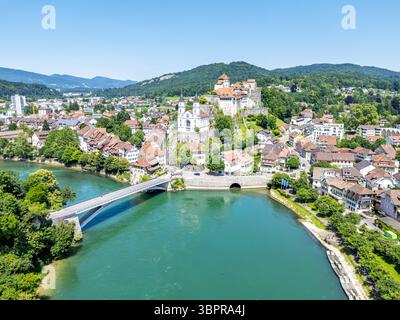 Aarburg Stadt am Fluss Aare mit Kirche und Festung Luftbild von oben in der Schweiz Aarburg, Schweiz - 17. Giugno 2025: Aarburg Stadt am Fluss Aare mit Kirche und Festung Luftbild von oben ad Aarburg, Schweiz. *** Città di Aarburg sul fiume Aare con chiesa e fortezza vista aerea dall'alto in Svizzera Aarburg, Svizzera 17 giugno 2025 città di Aarburg sul fiume Aare con chiesa e fortezza vista aerea dall'alto ad Aarburg, Svizzera Foto Stock