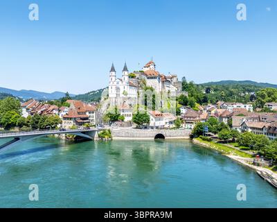 Aarburg Stadt am Fluss Aare mit Kirche und Festung Luftbild von oben in der Schweiz Aarburg, Schweiz - 17. Giugno 2025: Aarburg Stadt am Fluss Aare mit Kirche und Festung Luftbild von oben ad Aarburg, Schweiz. *** Città di Aarburg sul fiume Aare con chiesa e fortezza vista aerea dall'alto in Svizzera Aarburg, Svizzera 17 giugno 2025 città di Aarburg sul fiume Aare con chiesa e fortezza vista aerea dall'alto ad Aarburg, Svizzera Foto Stock