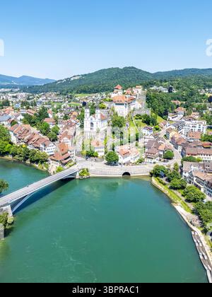 Aarburg Stadt am Fluss Aare mit Kirche und Festung Luftbild Hochformat von oben in der Schweiz Aarburg, Schweiz - 17. Giu 2025: Aarburg Stadt am Fluss Aare mit Kirche und Festung Luftbild Hochformat von oben ad Aarburg, Schweiz. *** Città di Aarburg sul fiume Aare con chiesa e fortezza Vista aerea ritratto dall'alto ad Aarburg, Svizzera 17 giugno 2025 città di Aarburg sul fiume Aare con chiesa e fortezza Vista aerea ritratto dall'alto ad Aarburg, Svizzera Foto Stock