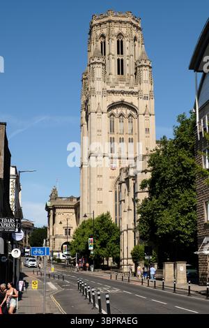Affacciato su Park Street a Briastol, giorno di sole, Wills Memeorial biulding o torre blu cielo Foto Stock