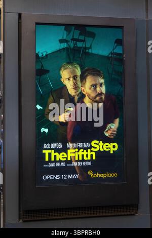 Londra, Regno Unito - 8 aprile 2025: Un poster nel centro di Londra, Regno Unito, che pubblicizza lo spettacolo Fifth Step che si svolge al Soho Place di Londra - a partire dal 12 maggio 2025. Foto Stock