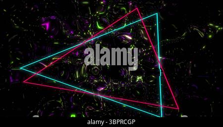 Triangoli luminosi ciano e magenta che si spostano nell'ambiente digitale, con pattern di liquido riflettenti Foto Stock