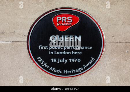 Londra, Regno Unito - 29 aprile 2025: Una targa sull'esterno dell'Imperial College Union Hall di Kensington, Londra, che segna dove la rock band Queen First p Foto Stock