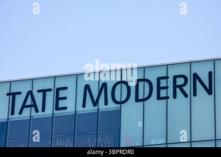 Londra, Regno Unito - 29 aprile 2025: Insegna all'esterno della galleria d'arte Tate Modern di Londra, Regno Unito. Foto Stock