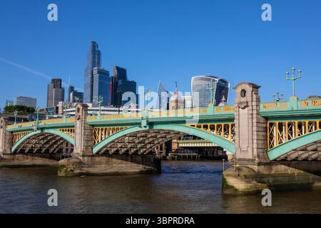 Londra, Regno Unito - 29 aprile 2025: Vista sul Tamigi con il Southwark Bridge in primo piano e i grattacieli nella City di Londra sul retro Foto Stock