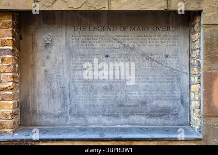 Londra, Regno Unito - 29 aprile 2025: Una targa che descrive la leggenda di Mary Overie, situata presso St. Mary Overie's Dock sulla riva sud del Tamigi in Foto Stock