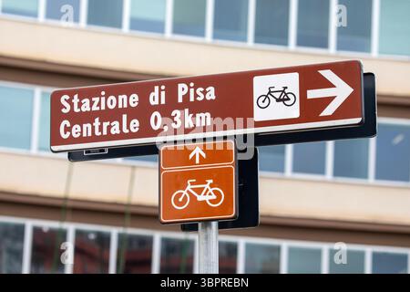Cartello che mostra le indicazioni per la stazione ferroviaria di Pisa centrale - la stazione centrale della città di Pisa in Italia. Foto Stock