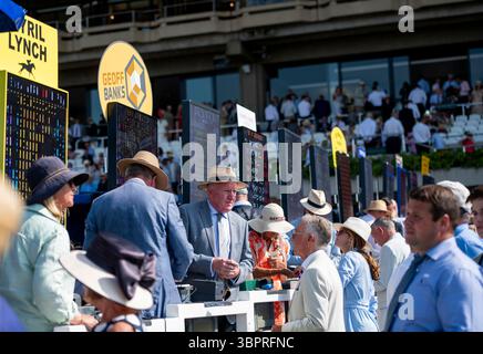 Incontro del Qatar Goodwood Festival 2024 all'ippodromo Goodwood, Chichester - Bookmakers a bordo pista Foto Stock