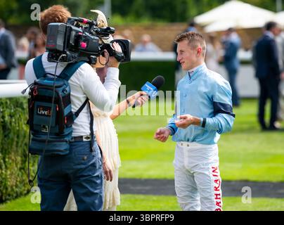 Incontro del Qatar Goodwood Festival 2024 all'ippodromo di Goodwood, Chichester - Jockey Tom Marquand parla alla stampa Foto Stock