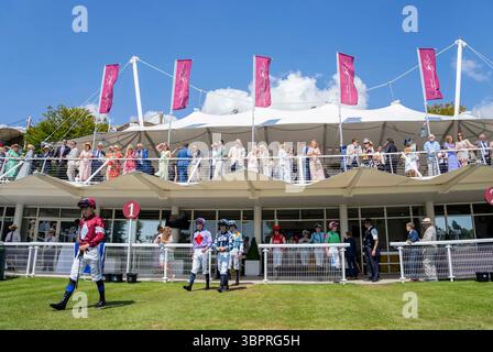 Qatar Goodwood Festival Meeting 2024 presso l'ippodromo Goodwood di Chichester - Jockey si dirige verso l'anello della parata pronto per correre Foto Stock