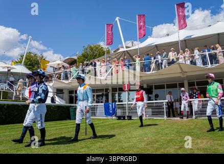 Qatar Goodwood Festival Meeting 2024 presso l'ippodromo Goodwood di Chichester - Jockey si dirige verso l'anello della parata pronto per correre Foto Stock