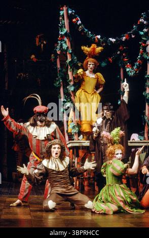 The Troupe of Players in THE HYPOCHONDRIAC (le Malade Imaginaire) di Moliere all'Olivier Theatre, National Theatre (NT), Londra SE1 22/10/1981 tradotto da Alan Drury design: John Bury illuminazione: Chris Ellis regista: Michael Bogdanov Foto Stock