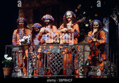 The Musician of the Troupe of Players in THE HYPOCHONDRIAC (le Malade Imaginaire) di Moliere all'Olivier Theatre, National Theatre (NT), Londra SE1 22/10/1981 tradotto da Alan Drury design: John Bury lighting: Chris Ellis regista: Michael Bogdanov Foto Stock