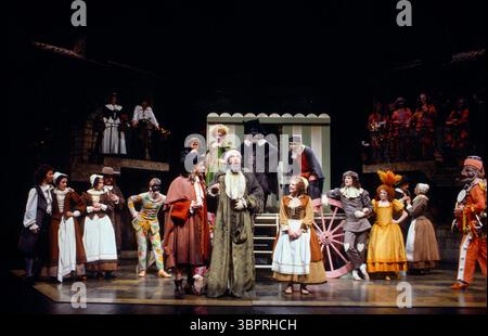 Front center, l-r: Michael Bryant (Beralde), Daniel Massey (Argan), Polly James (Toinette) e The Players in THE HYPOCHONDRIAC (le Malade Imaginaire) di Moliere all'Olivier Theatre, National Theatre (NT), Londra SE1 22/10/1981 tradotto da Alan Drury design: John Bury illuminazione: Chris Ellis regista: Michael Bogdanov Foto Stock