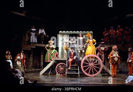 The Troupe of Players in THE HYPOCHONDRIAC (le Malade Imaginaire) di Moliere all'Olivier Theatre, National Theatre (NT), Londra SE1 22/10/1981 tradotto da Alan Drury design: John Bury illuminazione: Chris Ellis regista: Michael Bogdanov Foto Stock
