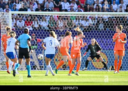 09 luglio 2025, Svizzera, Zürich: Calcio, donne, Campionato europeo, turno preliminare, gruppo D, giorno 2, Inghilterra - Paesi Bassi, Letzigrund Stadium: il portiere olandese Daphne van Domselaar guarda la palla calciata dall'inglese Georgia Stanway (4° da sinistra). Questo è diventato il 2:0. Foto: Sebastian Christoph Gollnow/dpa Credit: dpa picture Alliance/Alamy Live News Foto Stock