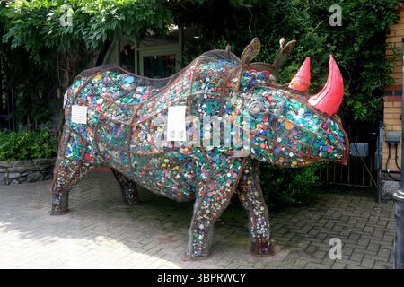 Edith the Rhino, realizzato con tappi in plastica bonificata nella stazione ferroviaria di Betws-y-Coed nel Conwy County Borough, Galles Foto Stock