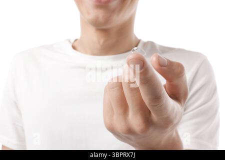 Uomo con lenti a contatto su sfondo bianco, primo piano Foto Stock