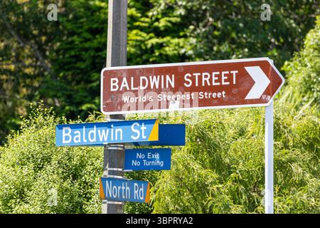 Cartello stradale per Baldwin Street, la strada più ripida del mondo con una pendenza del 34,8% ed è ora un popolare luogo turistico, Dunedin, nuova Zelanda Foto Stock