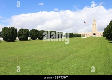 Ossario di Douaumont, monumento alla memoria dei soldati uccisi nella battaglia di Verdun, città di Douaumont Vaux, dipartimento della Mosa, Francia Foto Stock