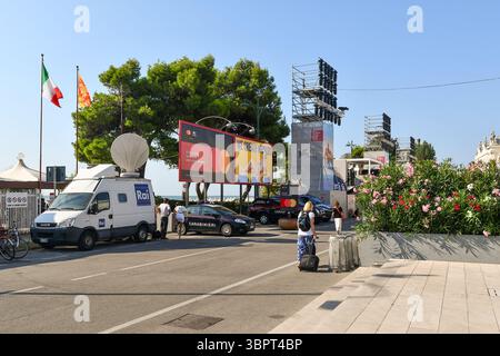 Un furgone RAI (Radiotelevisione Italiana) e un'auto carabinieri sul lungomare Marconi, durante la 81a Mostra del Cinema di Venezia, Lido di Venezia, Italia Foto Stock