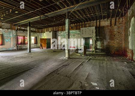All'interno di un'ampia stanza in un edificio abbandonato, Indiana USA Foto Stock