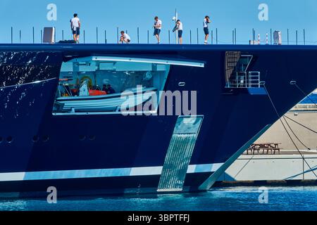 Megayacht di lusso moderno con equipaggio e garage nel porto di Port Vauban, Antibes, Francia. Foto Stock