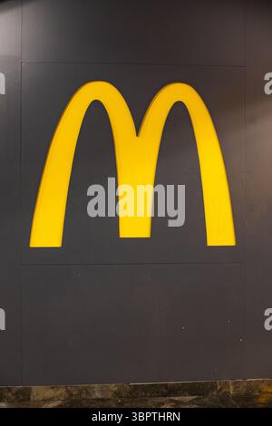 McDonald's Branding, primo piano sulla cartellonistica moderna. Symbol McDonald's Barcellona Spagna 09.07.2025 Foto Stock
