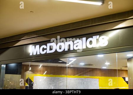 Cartello con logo. Urban Fast casual, McDonald's Food Court, Barcellona, Spagna 09.07.2025 Foto Stock