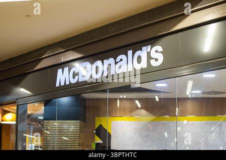 Urban Fast casual: McDonald's Food Court, Barcellona, Spagna 09.07.2025 Foto Stock