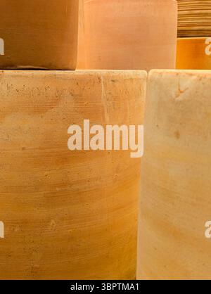 Primo piano di pentole di terracotta. Consistenza di vasi in ceramica fatti a mano. Foto Stock