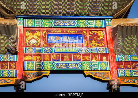 Primo piano di un tradizionale cancello cinese paifang con disegni e motivi colorati e intricati che mostrano simboli e motivi culturali newcastle chinatown Foto Stock