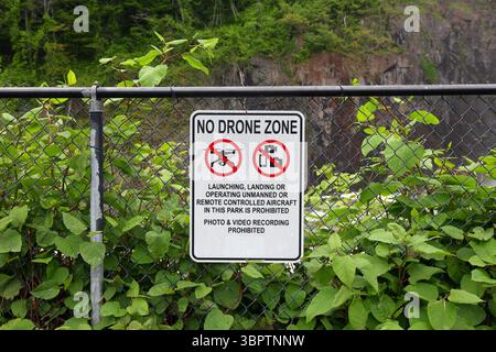 Un cartello segnaletico di divieto di utilizzo della zona droni, divieto di fotografia, foto e video in un parco. nessuna segnaletica sui droni Foto Stock