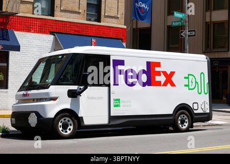 Un veicolo elettrico BrightDrop Zevo 600 con marchio FedEx parcheggiato in una strada di New York. Foto Stock