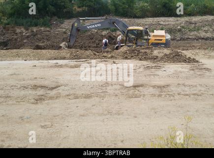 Archita, Romania - 7 luglio 2025: Un escavatore cingolato Volvo EC300E su un sito di infrastrutture stradali vicino alla ferrovia vicino al villaggio di Archita a Mures Foto Stock