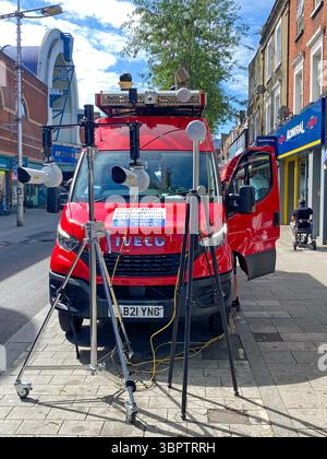 Gli agenti di polizia hanno continuato a usare i furgoni per il riconoscimento facciale nel sud-est di Londra oggi. Le telecamere di riconoscimento facciale in diretta sono state utilizzate per arrestare cinque persone a Peckham Rye Lane, a sud-est di Londra, all'inizio di questa settimana, come parte di un'invenzione della polizia metropolitana. Gli agenti contano sul caso e sperano che le persone ricercate passino davanti a una telecamera della polizia. Lindsey Chiswick (Direttore delle prestazioni, polizia metropolitana e responsabile nazionale per il riconoscimento facciale) ha dichiarato: "Il riconoscimento facciale dal vivo è uno strumento potente, che ci aiuta a garantire giustizia alle vittime, comprese quelle Foto Stock