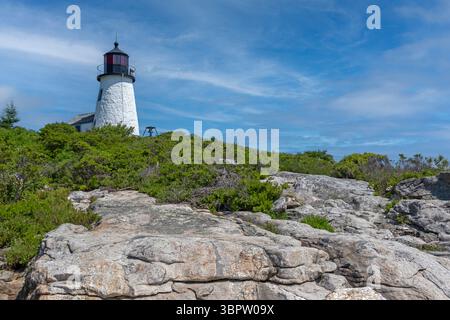 Faro di Burnt Island a Boothbay Harbor, Maine USA, in una luminosa mattinata d'estate Foto Stock