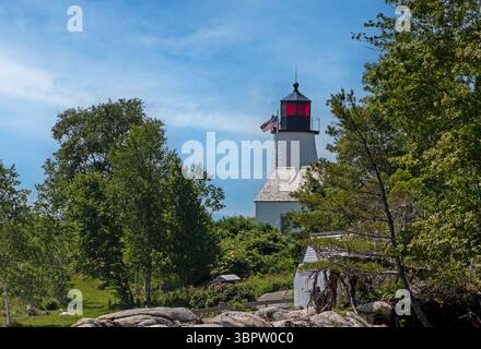 Faro di Burnt Island a Boothbay Harbor, Maine USA, in una luminosa mattinata d'estate Foto Stock