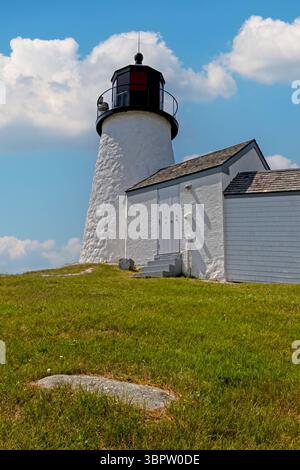 Faro di Burnt Island a Boothbay Harbor, Maine USA, in una luminosa mattinata d'estate Foto Stock