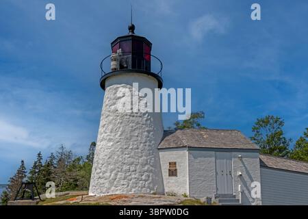 Faro di Burnt Island a Boothbay Harbor, Maine USA, in una luminosa mattinata d'estate Foto Stock