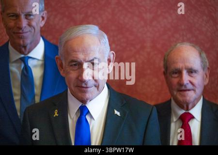 Washington, DC, USA. 9 luglio 2025. Da sinistra a destra: Il leader della maggioranza del Senato degli Stati Uniti John Thune (repubblicano del South Dakota), il primo ministro Benjamin Netanyhu di Israele e il senatore degli Stati Uniti Jim Risch (repubblicano dell'Idaho) posano per una foto di gruppo durante una visita con la leadership repubblicana del Senato al Campidoglio degli Stati Uniti a Washington, DC, USA, mercoledì 9 luglio, 2025. credito: Mattie Neretin/CNP/dpa/Alamy Live News Foto Stock