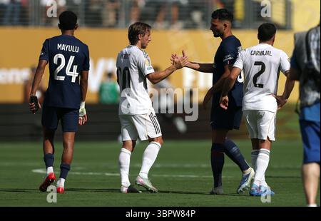 New Jersey, Stati Uniti. 9 luglio 2025. Luka Modric (2° L) del Real Madrid saluta Goncalo Ramos (2° R) del Paris Saint-Germain dopo la semifinale tra Paris Saint-Germain (Francia) e Real Madrid (Spagna) alla Coppa del mondo per club FIFA 2025 al MetLife Stadium, New Jersey, Stati Uniti, 9 luglio 2025. Crediti: Li Ming/Xinhua/Alamy Live News Foto Stock
