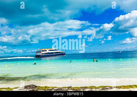 Giornata luminosa e soleggiata a Playa Langosta, una spiaggia per famiglie situata nella zona degli hotel di Cancun, Messico. L'immagine cattura sabbia bianca soffice e turchesi Foto Stock