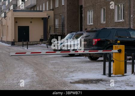 Barriera automatica per il parcheggio di un territorio privato. Tecnologie di sicurezza nella vita di tutti i giorni. Segnale di parcheggio. Foto Stock