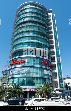 Sochi, Russia - 05 luglio 2022: Un alto centro commerciale di forma cilindrica. Foto Stock
