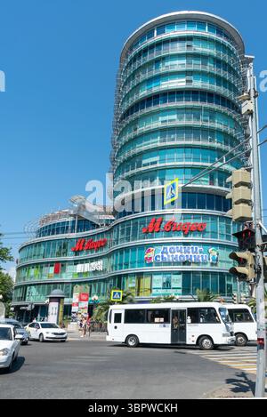Sochi, Russia - 05 luglio 2022: Un alto centro commerciale di forma cilindrica. Foto Stock