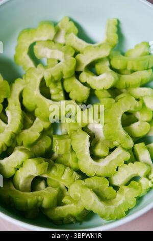 Primo piano di fette di melone amaro Foto Stock