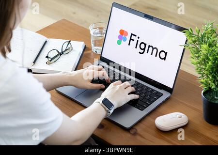 Poznan, Polonia - 15 giugno 2025: Logo dell'applicazione Figma su laptop, digitazione di persone, che mostra un design UIUX collaborativo in un ambiente di lavoro digitale moderno Foto Stock
