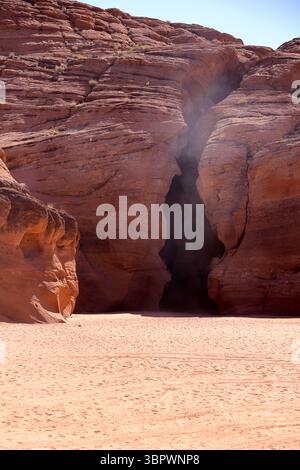 Le eteree onde di arenaria arancione e rossa si infrangono attraverso le iconiche e strette pareti dell'Antelope Canyon a Page, Arizona, creando un suggestivo paesaggio desertico. Foto Stock